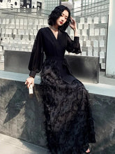 Laden Sie das Bild in den Galerie-Viewer, Black V-Neck Evening Dress With High-End Temperament