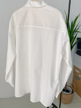 Cargar imagen en el visor de la galería, White Hollow Out Blouse New Lapel Long Sleeve Loose Fit Shirt