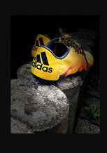 Laden Sie das Bild in den Galerie-Viewer, Second Hand  Football Sneaker adidas yellow and red lines