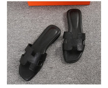 Load image into Gallery viewer, Women H Slippers 2020 New Fashion Outdoor Versatile Slippers Wear Flat Flip-flops - FUCHEETAH