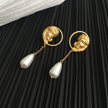 Laden Sie das Bild in den Galerie-Viewer, Golden Metal Portrait Pearl Pendant Stud Earrings - FUCHEETAH