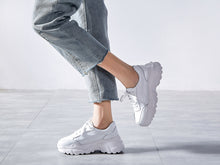 Laden Sie das Bild in den Galerie-Viewer, Full grain leather platform streetwear lace up round toe white sneakers