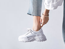 Laden Sie das Bild in den Galerie-Viewer, Full grain leather platform streetwear lace up round toe white sneakers